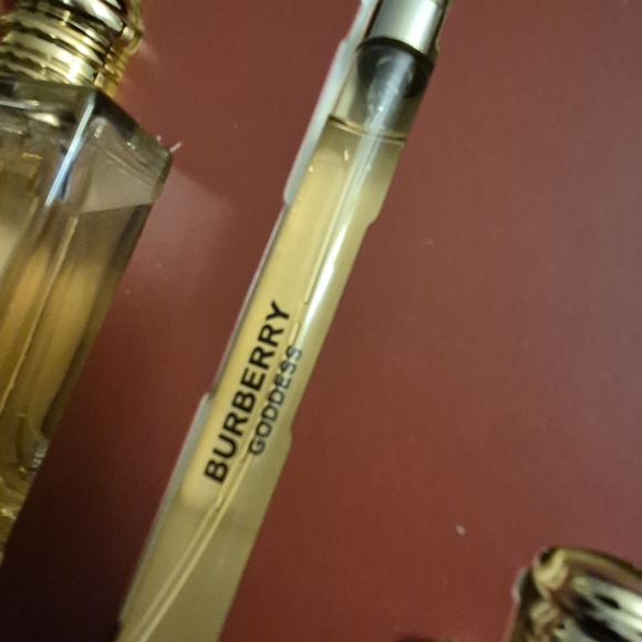 Burberry Goddess Fragrance Set with Gold Accents 3 piece set New in Box - Picture 8 of 9